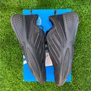 MEN SNEAKER SIZE 10.5